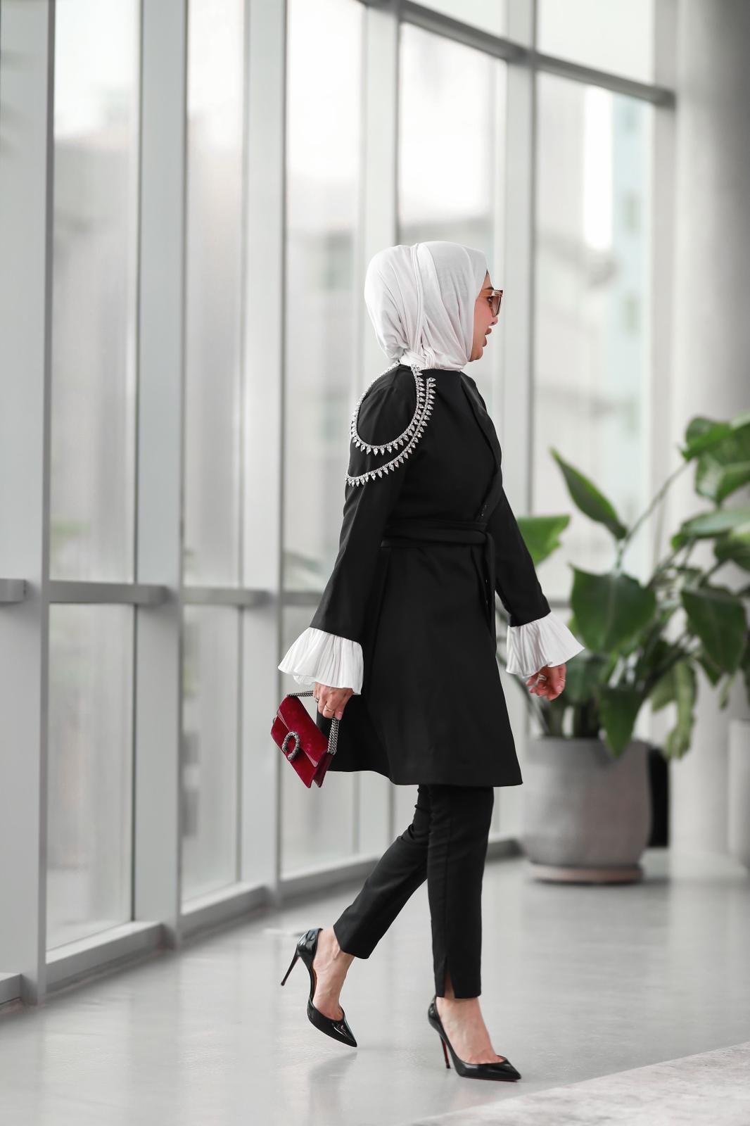 Black * Black - الصورة 2